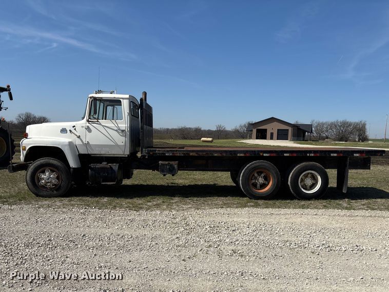 image for item FI0850 1980 Ford 9000 flatbed truck