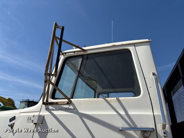 image for item FI0850 1980 Ford 9000 flatbed truck