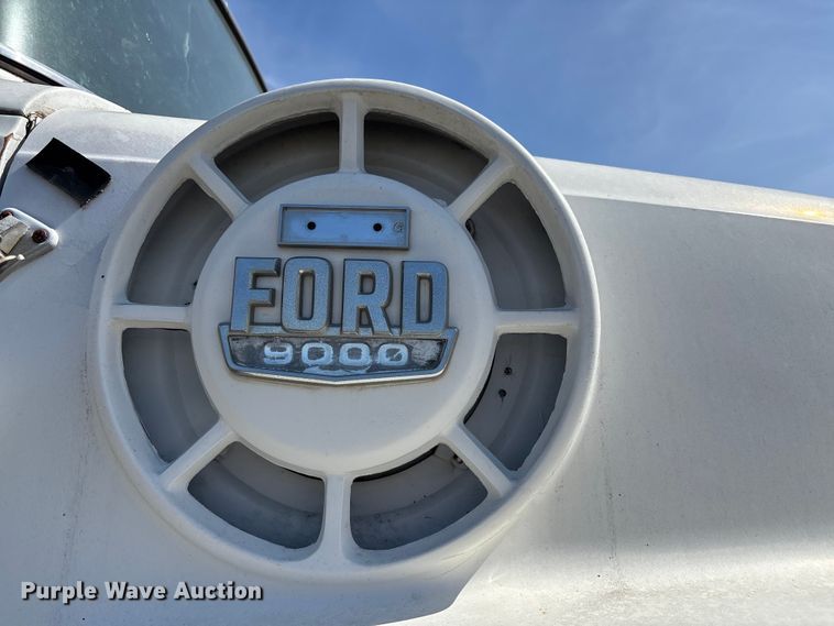 image for item FI0850 1980 Ford 9000 flatbed truck