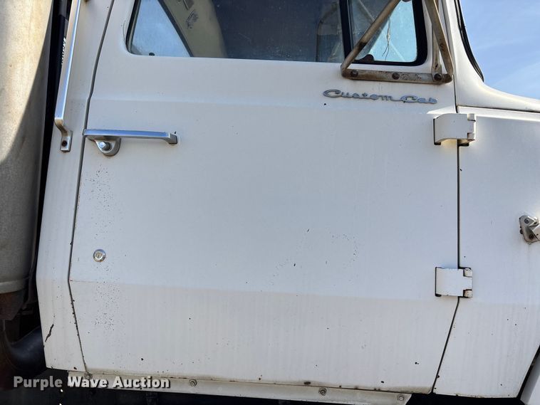 image for item FI0850 1980 Ford 9000 flatbed truck