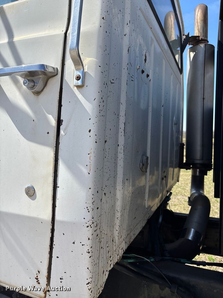 image for item FI0850 1980 Ford 9000 flatbed truck