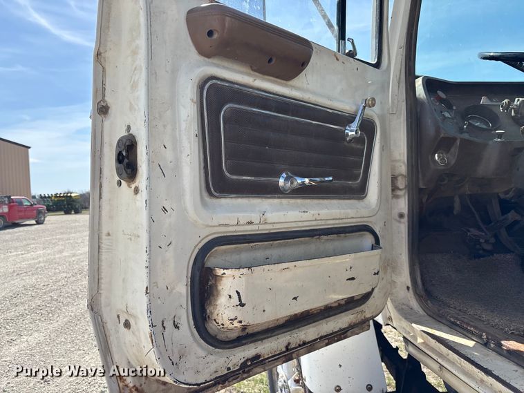 image for item FI0850 1980 Ford 9000 flatbed truck