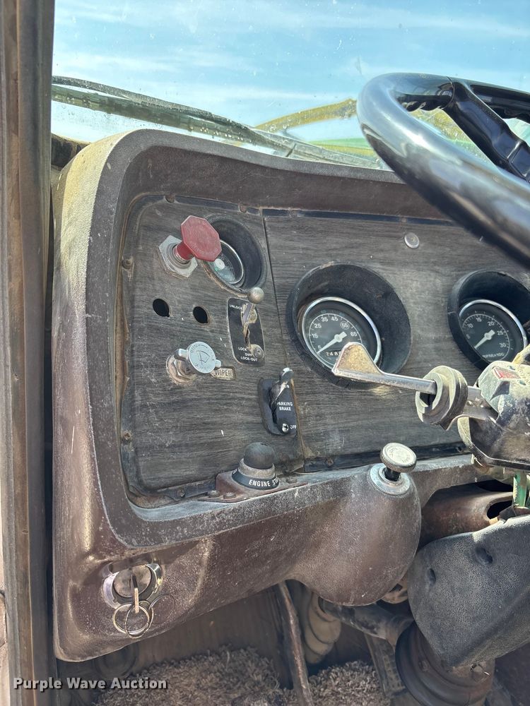 image for item FI0850 1980 Ford 9000 flatbed truck