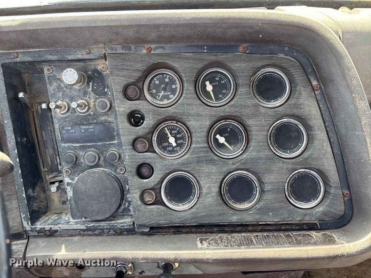 image for item FI0850 1980 Ford 9000 flatbed truck