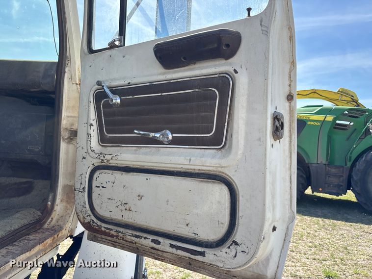 image for item FI0850 1980 Ford 9000 flatbed truck