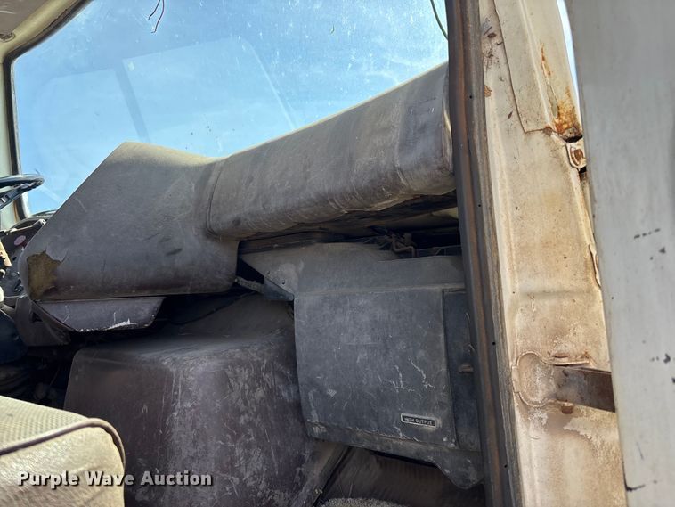 image for item FI0850 1980 Ford 9000 flatbed truck