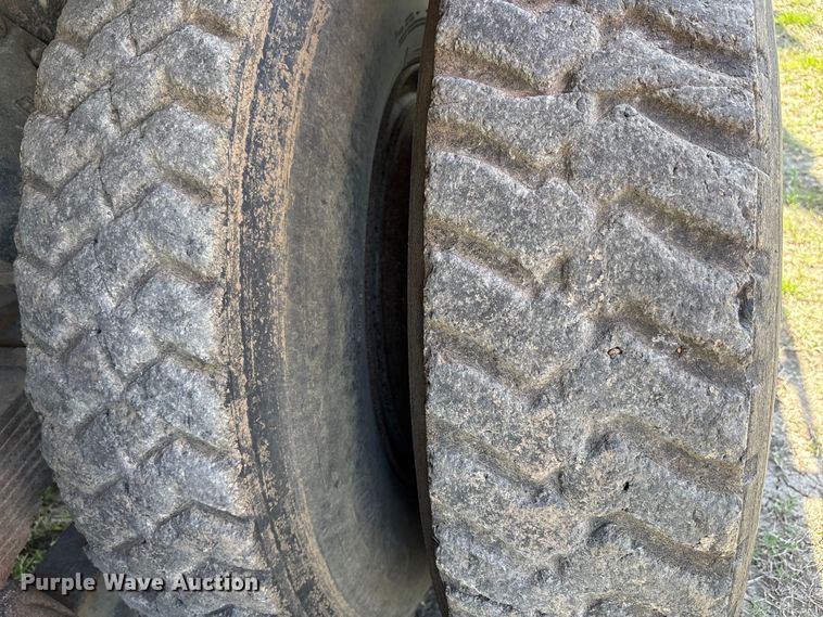 image for item FI0850 1980 Ford 9000 flatbed truck