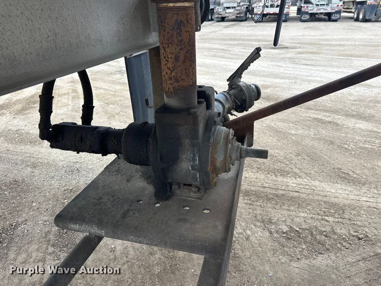 image for item FK0010 1990 Beall tank trailer