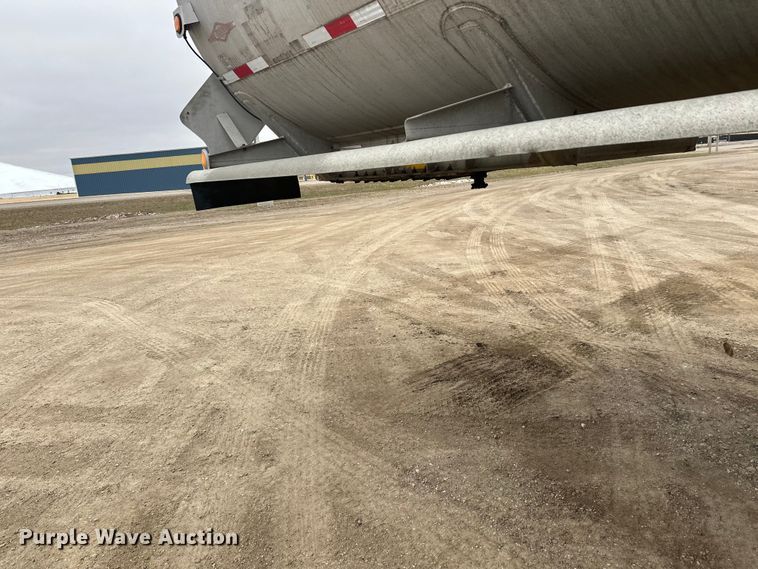 image for item FK0010 1990 Beall tank trailer