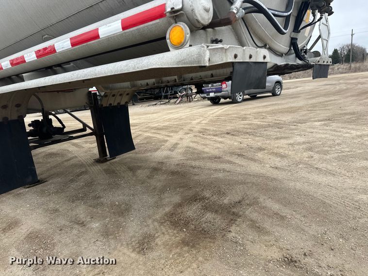 image for item FK0010 1990 Beall tank trailer