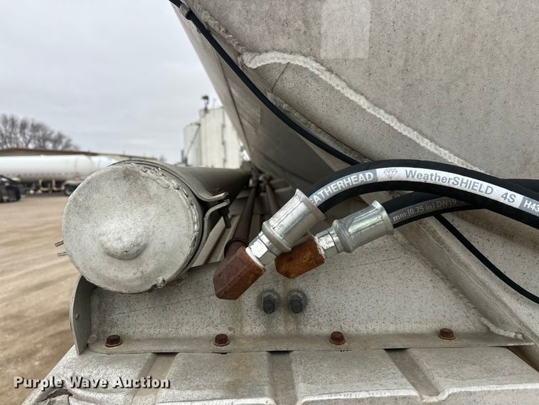 image for item FK0010 1990 Beall tank trailer