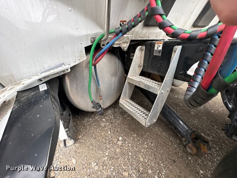 image for item FK1271 2025 Peterbilt 579 semi truck