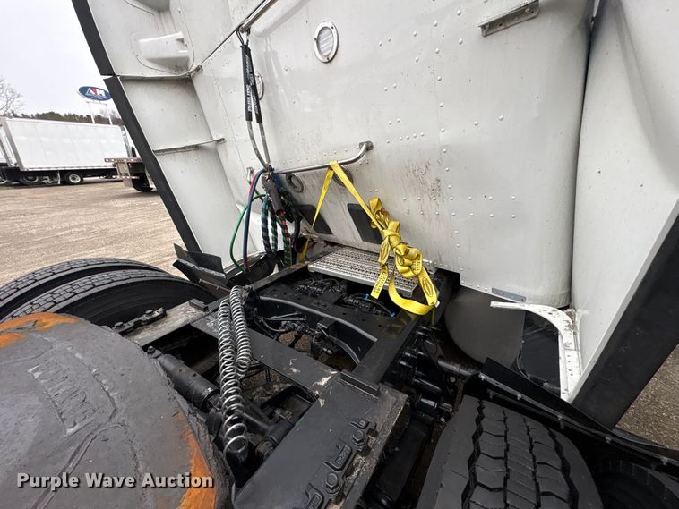 image for item FK1271 2025 Peterbilt 579 semi truck