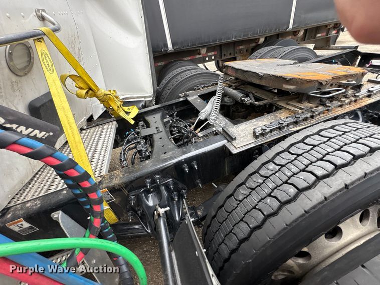 image for item FK1271 2025 Peterbilt 579 semi truck