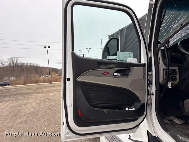 image for item FK1271 2025 Peterbilt 579 semi truck