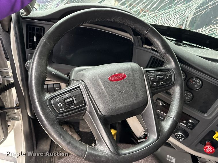 image for item FK1271 2025 Peterbilt 579 semi truck