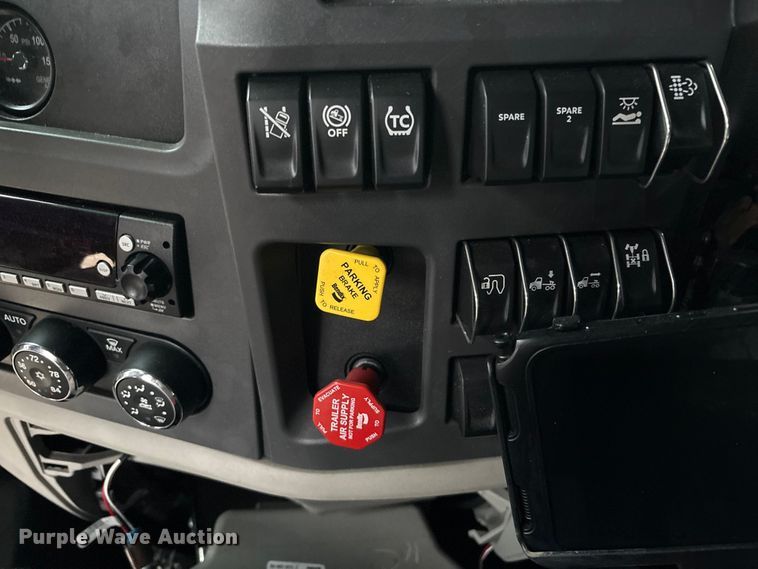 image for item FK1271 2025 Peterbilt 579 semi truck