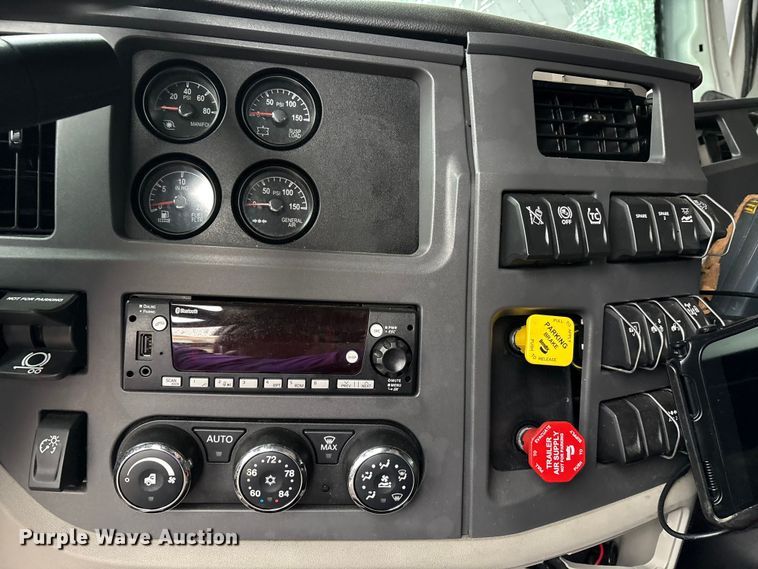 image for item FK1271 2025 Peterbilt 579 semi truck