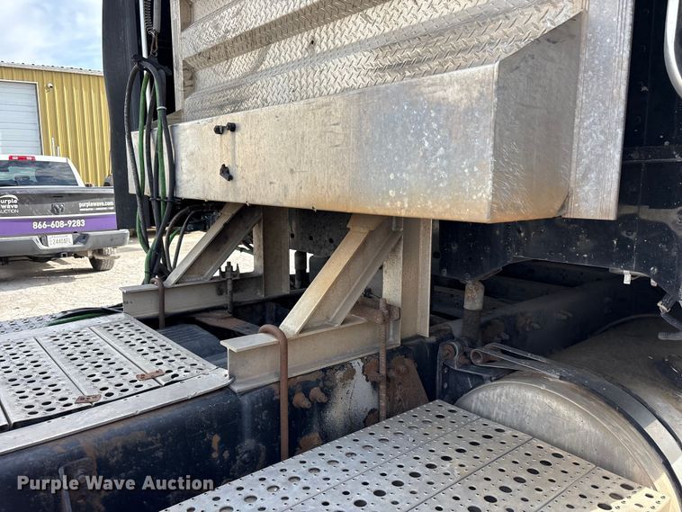 image for item FK1293 2006 Freightliner Coronado semi truck