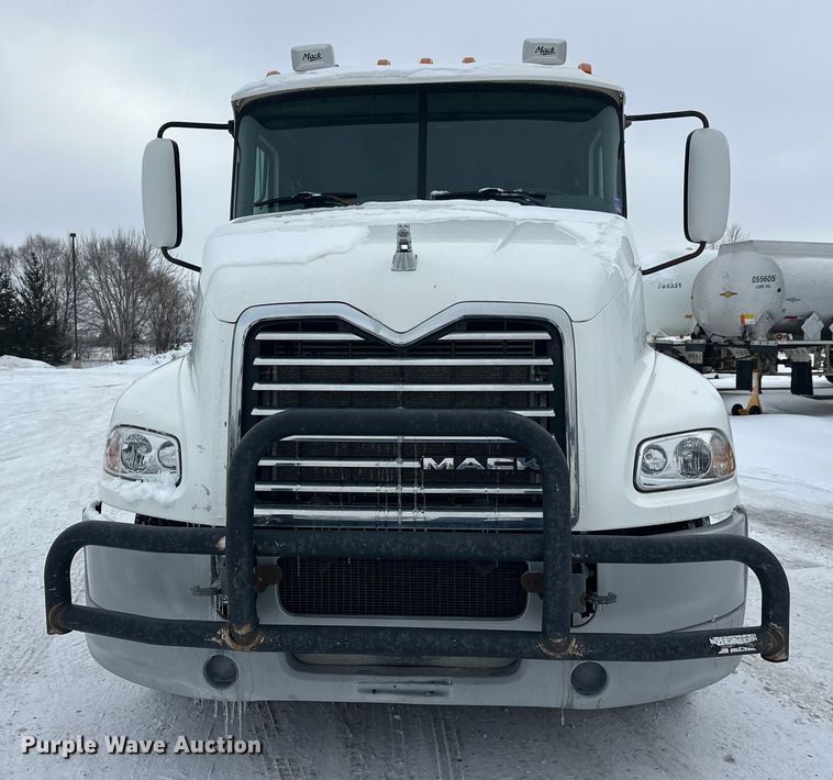 image for item FK1556 2015 Mack CXU613 semi truck