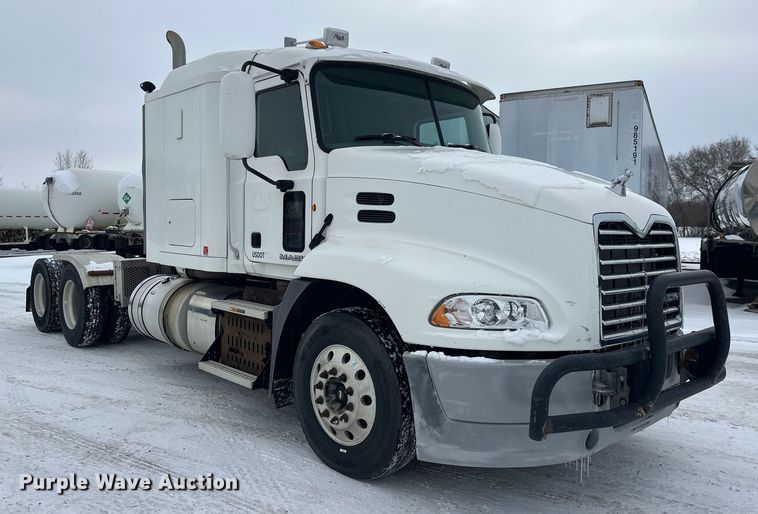 image for item FK1556 2015 Mack CXU613 semi truck