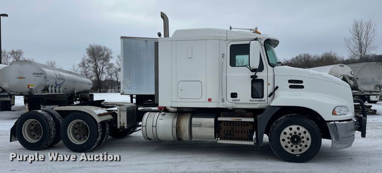 image for item FK1556 2015 Mack CXU613 semi truck