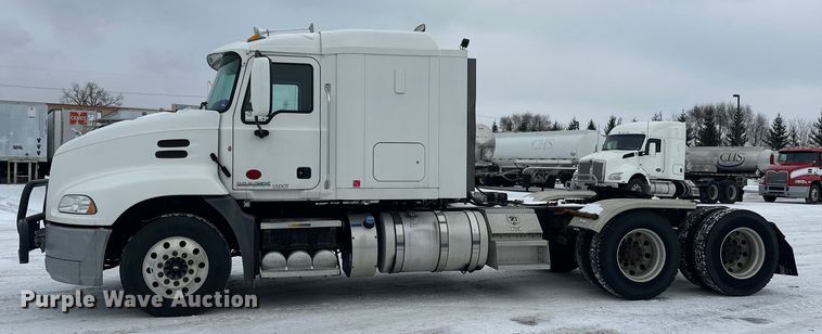 image for item FK1556 2015 Mack CXU613 semi truck
