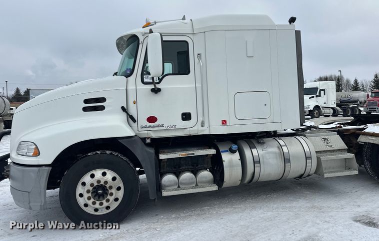 image for item FK1556 2015 Mack CXU613 semi truck