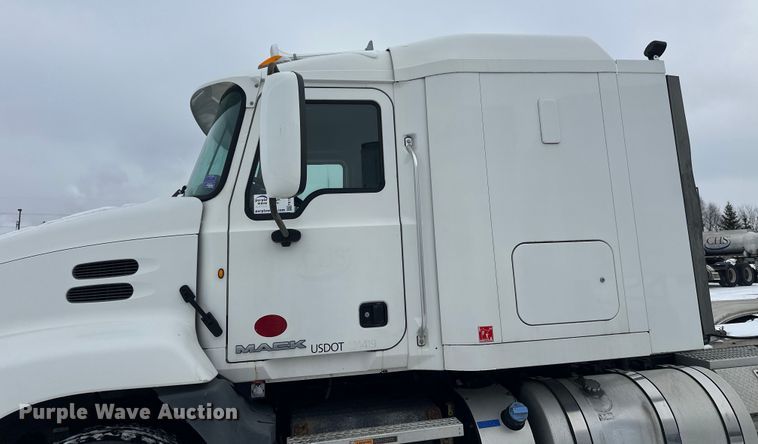 image for item FK1556 2015 Mack CXU613 semi truck