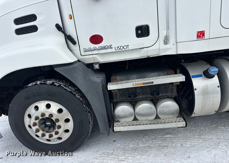 image for item FK1556 2015 Mack CXU613 semi truck