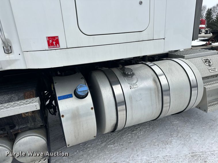 image for item FK1556 2015 Mack CXU613 semi truck