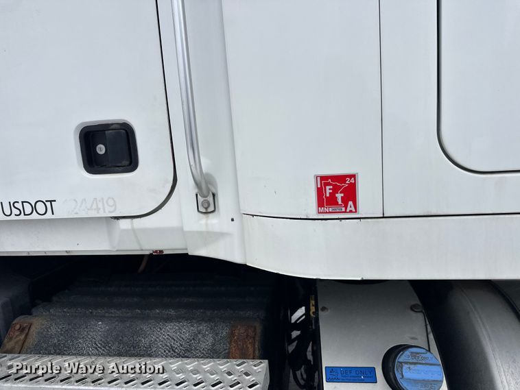 image for item FK1556 2015 Mack CXU613 semi truck