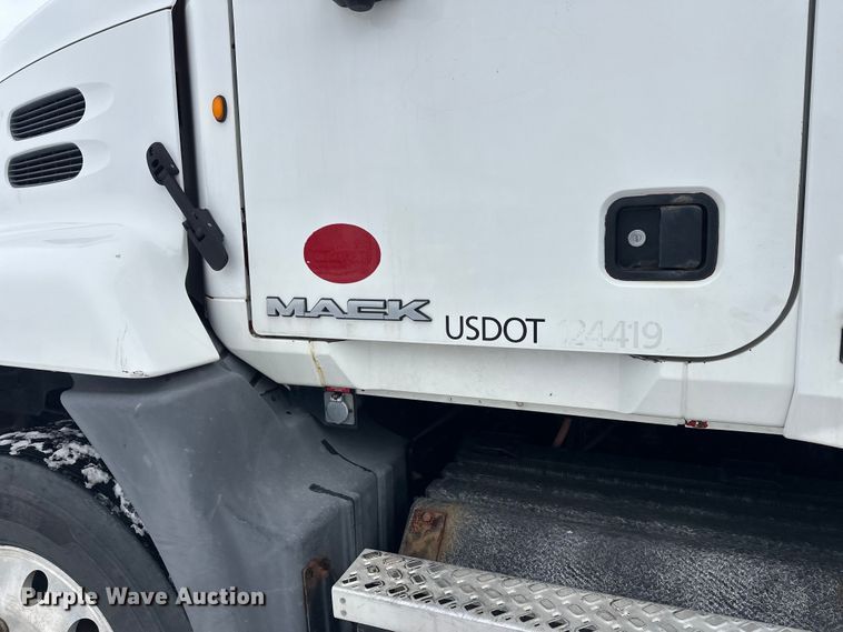 image for item FK1556 2015 Mack CXU613 semi truck