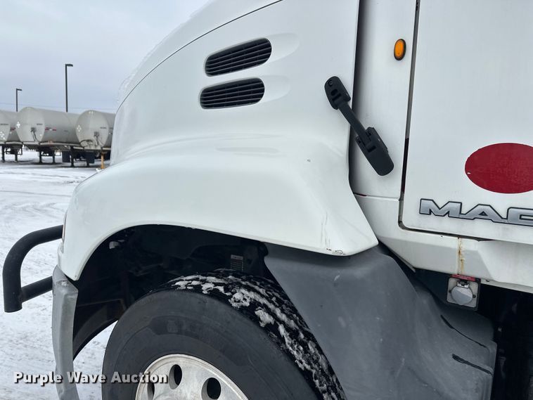 image for item FK1556 2015 Mack CXU613 semi truck