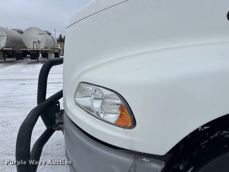 image for item FK1556 2015 Mack CXU613 semi truck