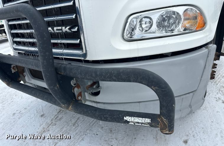 image for item FK1556 2015 Mack CXU613 semi truck