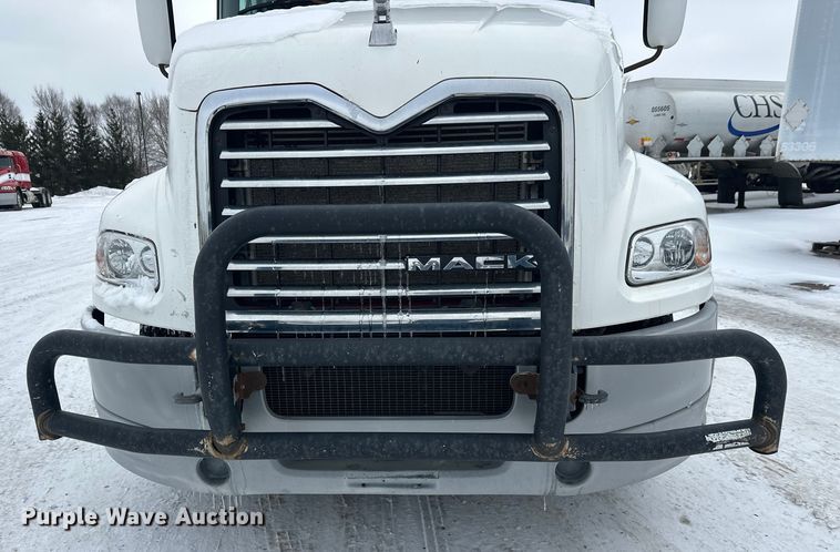 image for item FK1556 2015 Mack CXU613 semi truck