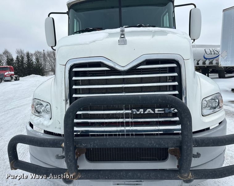 image for item FK1556 2015 Mack CXU613 semi truck