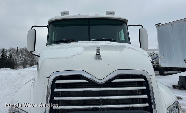image for item FK1556 2015 Mack CXU613 semi truck