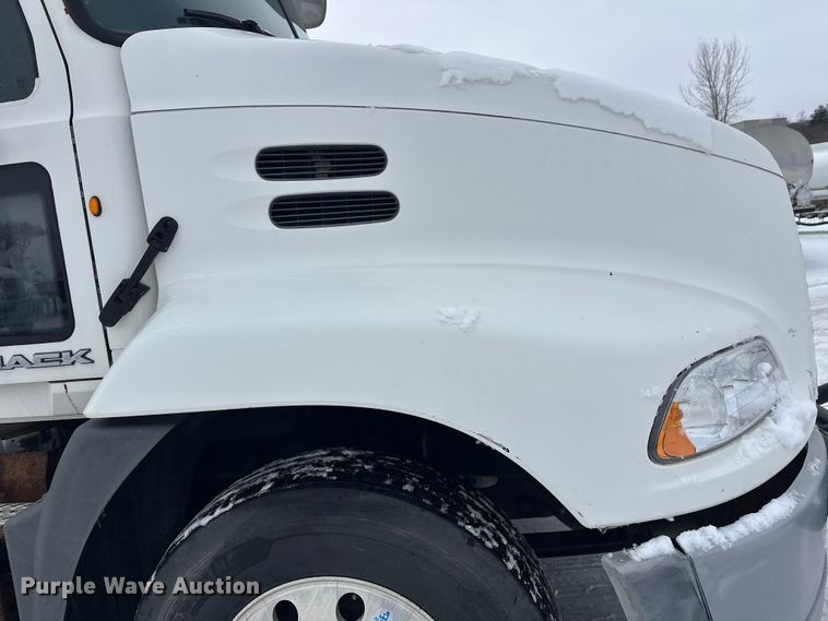 image for item FK1556 2015 Mack CXU613 semi truck