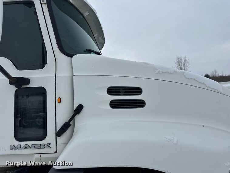 image for item FK1556 2015 Mack CXU613 semi truck