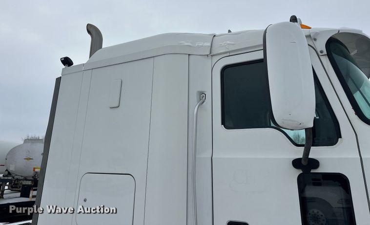 image for item FK1556 2015 Mack CXU613 semi truck