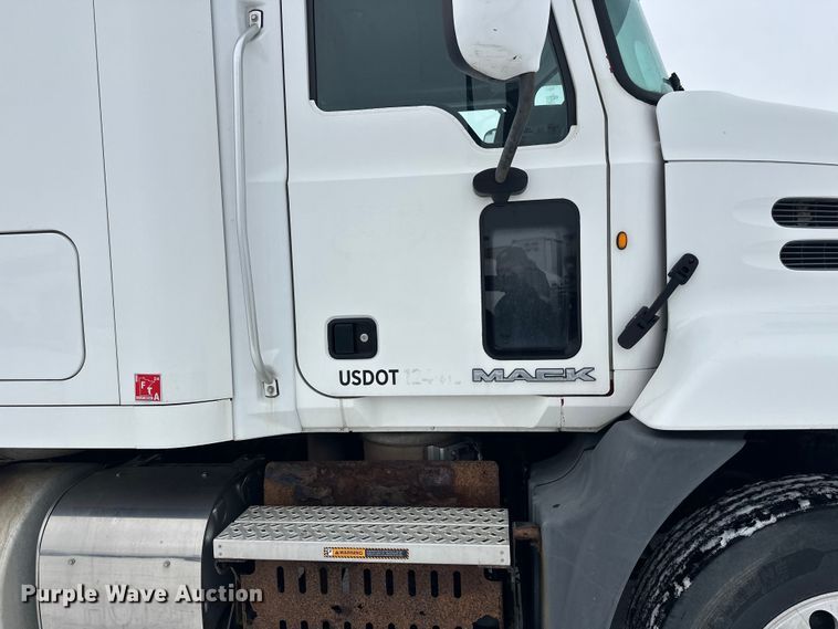 image for item FK1556 2015 Mack CXU613 semi truck