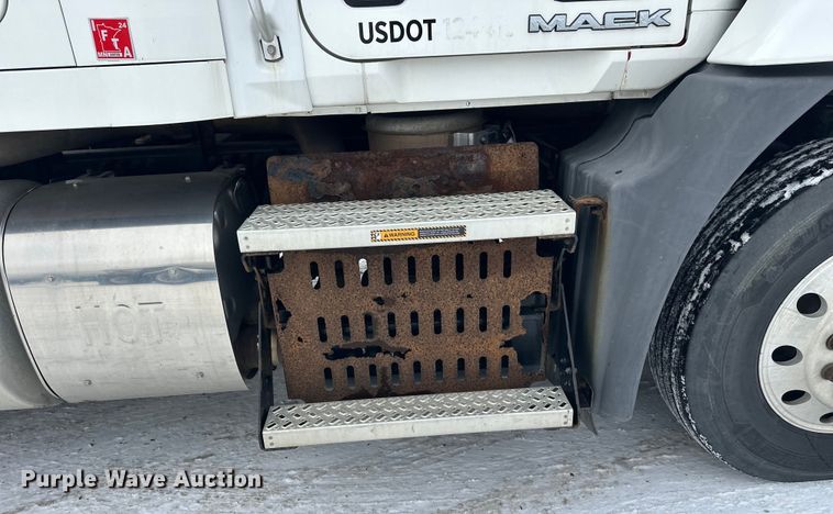 image for item FK1556 2015 Mack CXU613 semi truck