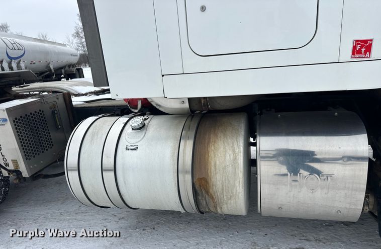 image for item FK1556 2015 Mack CXU613 semi truck