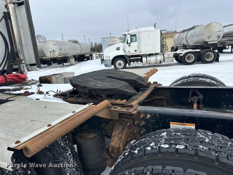 image for item FK1556 2015 Mack CXU613 semi truck