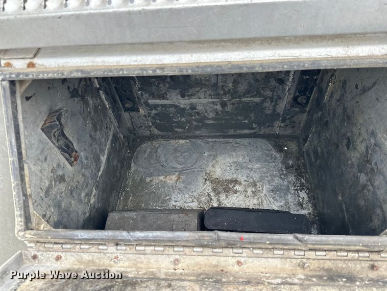 image for item FK1556 2015 Mack CXU613 semi truck