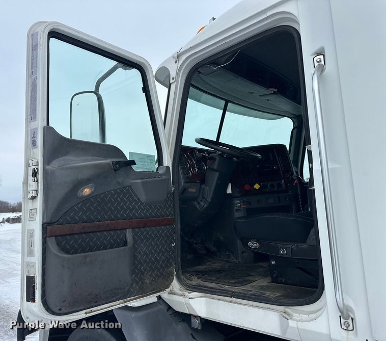 image for item FK1556 2015 Mack CXU613 semi truck