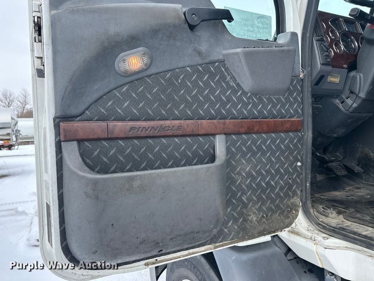 image for item FK1556 2015 Mack CXU613 semi truck