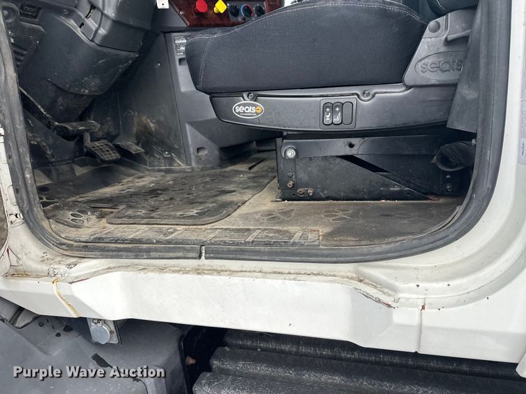 image for item FK1556 2015 Mack CXU613 semi truck